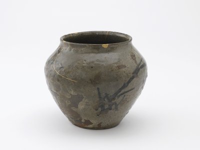 葦のデザインが施された壺、佐賀県、桃山時代、16〜17世紀初頭（長石釉下の鉄絵の具） 作： Japanese School