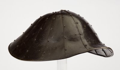 笠、または「戦争の帽子」（鉄、銅合金の縁、漆と織物の破片） 作： Japanese School