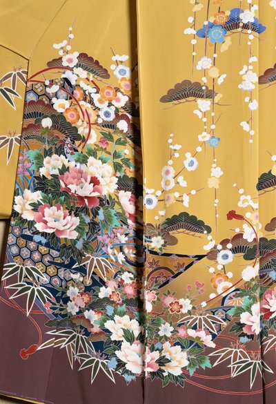 未婚の若い女性が優雅に着る振袖と舞妓、滑らかな絹、花のモチーフ、浮きリボン、加賀友禅染、十日町の織物工場、日本文明、20世紀 作： Japanese School