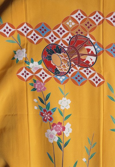 家族で神社に行く七五三の大人の女性に似た着物の女の子（7歳）、シルク、花のモチーフ、桜、太鼓、ディテール、十日町の織物、日本文明、20世紀 作： Japanese School