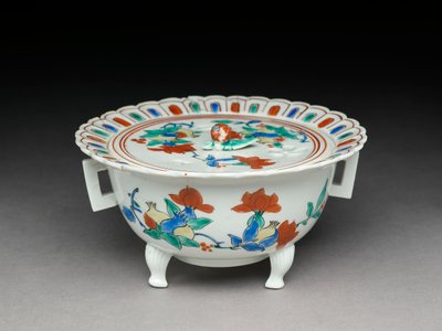 蓋が平らなコロボウル、柿右衛門関連の陶器、1680〜1700年（エナメル釉薬土器） 作： Japanese School
