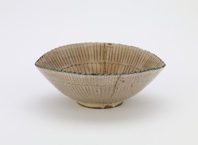 京焼個人用椀、「清水」の刻印、17世紀後半（半透明の白釉に鉄顔料を使用した石器、金漆の補修） 作： Japanese School