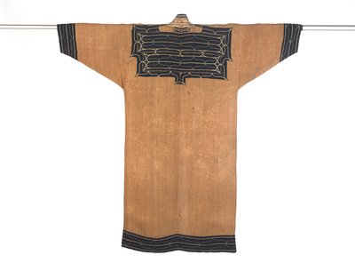 男性用ローブ 19世紀末～20世紀初頭（エルムの樹皮に綿のアップリケと絹の刺繍を施したもの 作： Japanese School