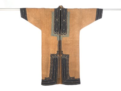 男のローブ、19世紀後半から20世紀初頭（綿のアップリケと絹の刺繡が施されたニレの樹皮） 作： Japanese School