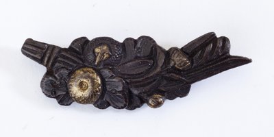 花の形をした「めぬき」（銅と金の合金に金箔を貼ったもの 作： Japanese School