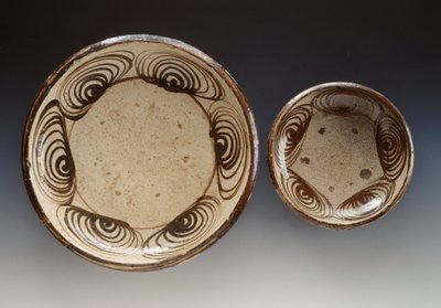 馬目皿 18世紀末～19世紀初頭 瀬戸産エナメル質ストーンウェア 直径21.5cm、34.5cm 日本文明 江戸時代 作： Japanese School