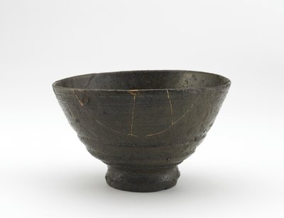 18世紀初頭、くぎぼりいらぼ風の楽山焼茶碗（灰釉の石器、金漆の補修） 作： Japanese School