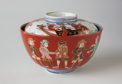 丼と表紙、おそらく19世紀（伊万里焼、釉下青と上絵のエナメルを施した磁器） 作： Japanese School