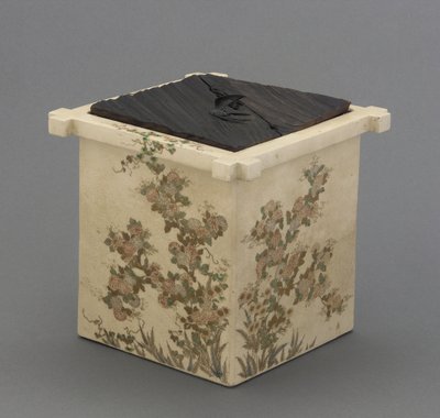 薩摩焼の井戸縁石の形をした茶道の水筒、茶道の水筒（水さし） 作： Japanese School