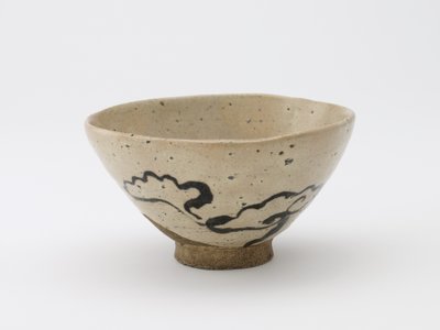 江戸時代の不朽の菌の絵柄が入った茶碗18〜19世紀（釉薬の下に鉄の顔料を入れた石器） 作： Japanese School