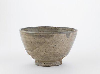 縁取りのある茶碗、山口県萩市、江戸時代（木灰釉の下に白すべりのある石器） 作： Japanese School