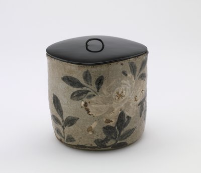 茶道水筒、江戸時代、18世紀〜19世紀後半（長石釉下の白すべりと鉄絵の具） 作： Japanese School