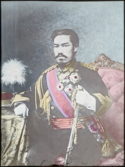 明治天皇、1880年頃（手彩色ガラススライド） 作： Japanese School