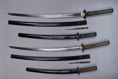 上：日本刀とその鞘、脇差とその鞘、同じ鞘に収納された小刀（コカタワ）。 作： Japanese School