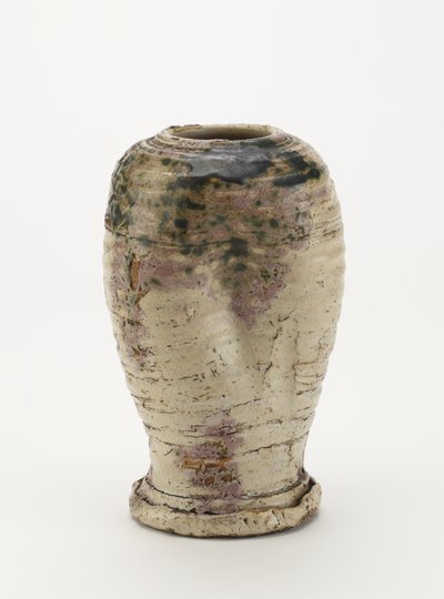 織部焼の花瓶、おそらく瀬戸焼1800-80（長石釉と銅緑色釉（部分的に赤に失火）のある石器） 作： Japanese School