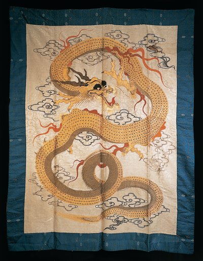 19世紀後半、雲の中で身もだえのある金色の竜が刺繍された壁掛け 作： Japanese School