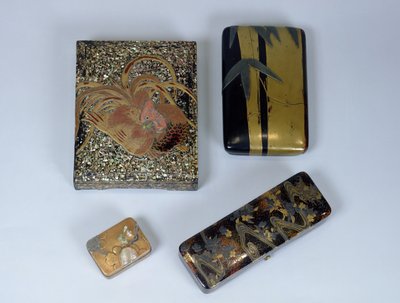 おんどりで装飾された筆箱、緒方光琳（1658-1716）による竹柄と小箱の筆箱、16〜18世紀の梶川家のメッセージボックス（漆塗りの金） 作： Japanese School