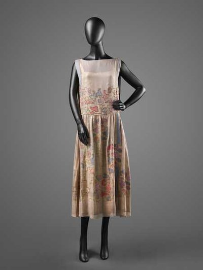 イブニングドレス、1924年頃（リバースアップリケ、シルクシフォン、ゴールドラメ、バグルビーズ、シルクリボン） 作： Jean (attr.to) Patou