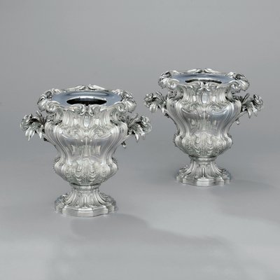 一対の壷型ワインクーラー、葉の付いたスクロールとブルラッシュハンドル、1880年頃（銀製 作： Jean Baptiste Gustave Odiot