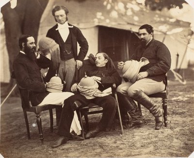[総督キャンプでの集合写真、左から右：少佐。 ウォルターズ、政府...、1858-61。 作： Jean Baptiste Oscar Mallitte