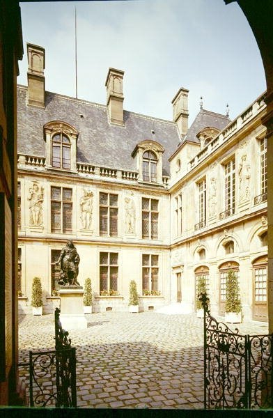 ホテルカルナヴァレのクールドノヌールの眺め、1545年頃 作： Jean Bullant
