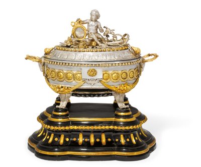 スープタン、蓋、台、マリーヌ、1780年頃（金色の金属と銀）（430298も参照 作： Jean Corneille Hendrickx