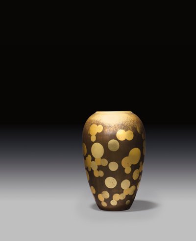 花瓶、1925年頃（漆塗りの金属） 作： Jean Dunand