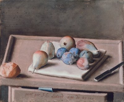 テーブルの上の洋ナシ、イチジク、プルーン、ロールパンとナイフのある静物画 作： Jean Étienne Liotard