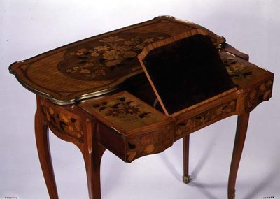 機械式ライティングテーブル、1760年頃（オーク材の突き板と金銅製 作： Jean Francois Oeben