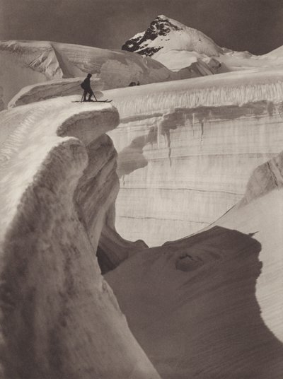 スイス: ユングフラウ、氷河の迷宮、背景のロッタルホルン (白黒写真) 作： Jean Gaberell