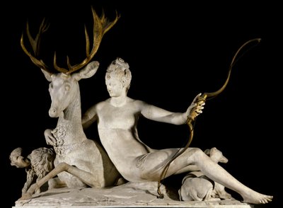 狩人ディアーヌと鹿 ヴァレンティノワ公爵夫人ディアーヌ・ド・ポワチエ（1499-1566）をモデルとし、アネ城の噴水のために計画されたものです。ジャン・グジョン（1510-1565）による彫刻、16世紀。パリ、ルーヴル美術館 作： Jean Goujon