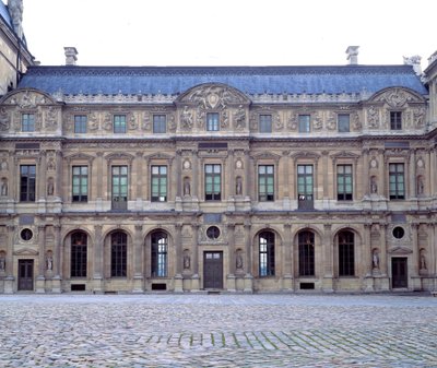 ルーヴルの中庭、アンリ2世（1546-1551）のルーヴル美術館のファサード、ジャン・グジョン（1510-1567）の彫刻 1551年 パリ、ルーヴル美術館 作： Jean Goujon