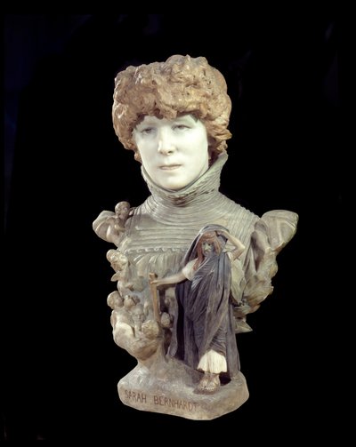 サラ・ベルナール（1844-1923）と呼ばれるコメディアン、アンリエット・ロジーヌ・ベルナールの大理石製の胸像。ジャン・レオン（Jean-Leon）・ジェローム（1824-1904）による彫刻 1895年 パリ、オルセー美術館周辺 作： Jean Leon Gerome