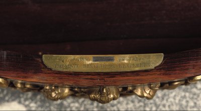 ナポレオン3世センターテーブルの詳細、1856年頃（ローズウッドとエナメル）（476434と476435も参照） 作： Jean Pierre Alexandre Tahan
