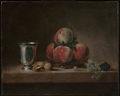桃、シルバーゴブレット、ブドウ、クルミのある静物 作： Jean Baptiste Simeon Chardin