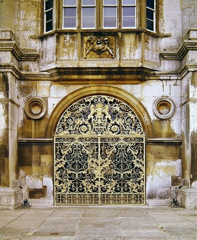 バーリーハウスの門、1710年 作： Jean Tijou