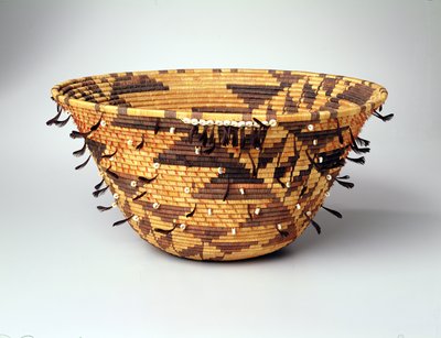 Girls Coiled Dowry or Puberty Basket、ポモ、ピノールビル、カリフォルニア 作： Jenny Hughes