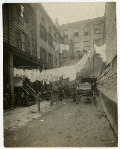 アメリカ、ニューヨーク、グリニッチビレッジ、クリストファーストリート11番地、1917-20年頃（ゼラチンシルバー写真 作： Jessie Tarbox Beals
