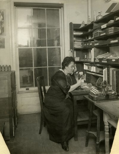 スタジオでのビールス（1912-18年頃）（ゼラチンシルバー写真 作： Jessie Tarbox Beals