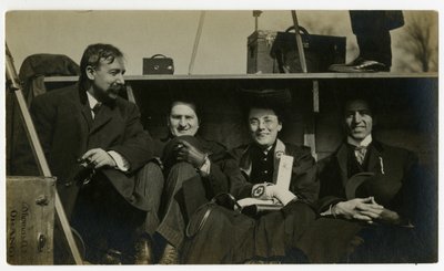 自動車の後ろに乗って休日を過ごすビールス（1905～40年頃）（ゼラチンシルバー写真 作： Jessie Tarbox Beals