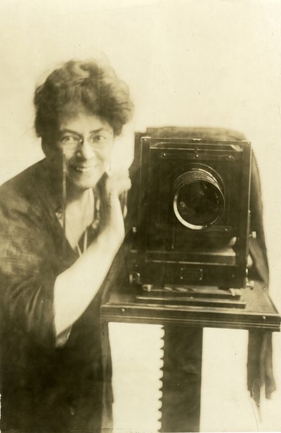 ビールズの自画像、1918-20年頃（ゼラチンシルバー写真 作： Jessie Tarbox Beals