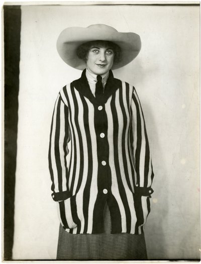ブレザーセーターとフェルトハット、フォーサイス、1905-18年頃（ゼラチンシルバー写真 作： Jessie Tarbox Beals