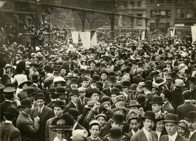 ユニオン・スクエアでのサフラージュ集会の群衆、1905-11年頃（ゼラチンシルバー写真 作： Jessie Tarbox Beals