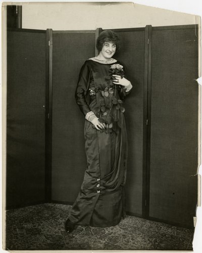 ドレス、ドレープ、ギンベルズ、1905-18年頃（ゼラチンシルバー写真 作： Jessie Tarbox Beals