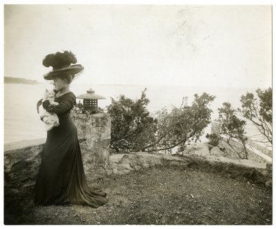 コネチカット州サウンド・ビーチでのエラ・ウィーラー・ウィルコックス（1905-11年頃）（ゼラチンシルバー写真 作： Jessie Tarbox Beals