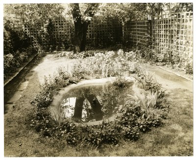 W.H.Wells夫人の庭 アメリカ、ニューヨーク、グリニッジ・ビレッジ、265 W 11th, c.1936-37（ゼラチンシルバー写真 作： Jessie Tarbox Beals