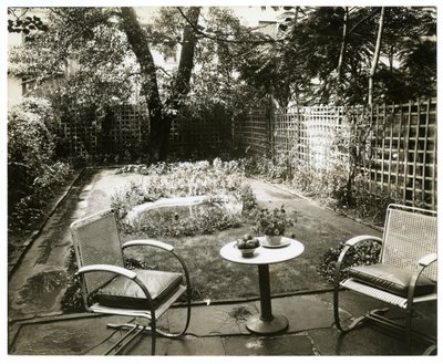 W.H.Wells夫人の庭 アメリカ、ニューヨーク、グリニッジ・ビレッジ、265 W 11th, c.1936-37（ゼラチンシルバー写真 作： Jessie Tarbox Beals