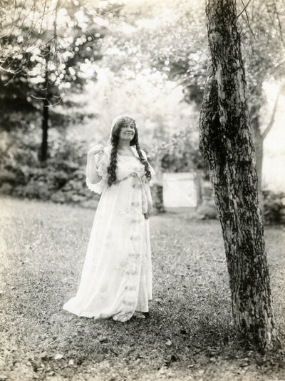 グレース・ダフィー・ボイラン 映画監督マルコム・スチュアート・ボイランの母 ハリウッド 1905-17年頃（ゼラチンシルバー写真 作： Jessie Tarbox Beals