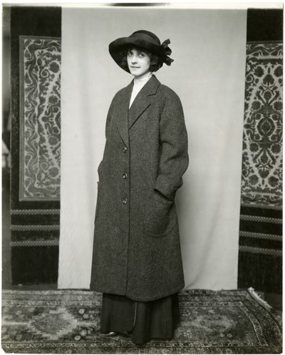 グレーのコート、アーノルド＆コンスタブル、1905-18年頃（ゼラチンシルバー写真 作： Jessie Tarbox Beals