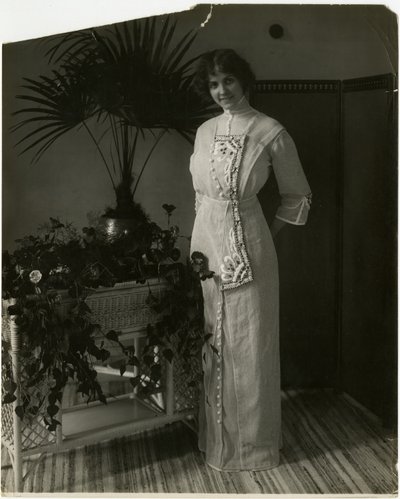 白と黒の刺繍が施されたグレーのトルコ製素材、ロード＆テイラー、1905-18年頃（ゼラチンシルバー写真 作： Jessie Tarbox Beals